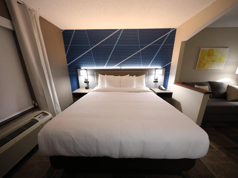 Comfort Inn & Suites Hutchinson Area image