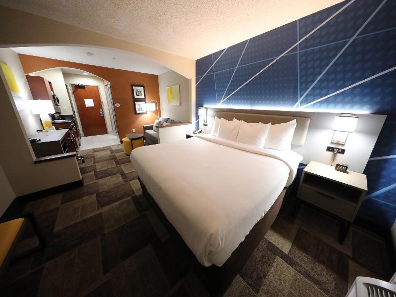 Comfort Inn & Suites Hutchinson Area image