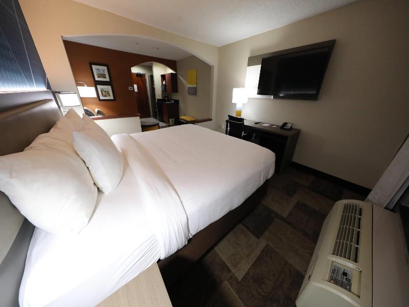 Comfort Inn & Suites Hutchinson Area image