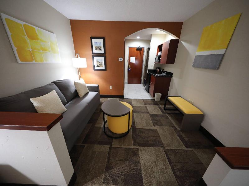Comfort Inn & Suites Hutchinson Area image