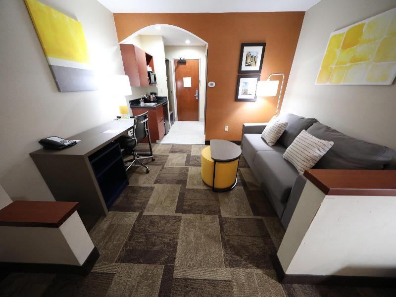 Comfort Inn & Suites Hutchinson Area image