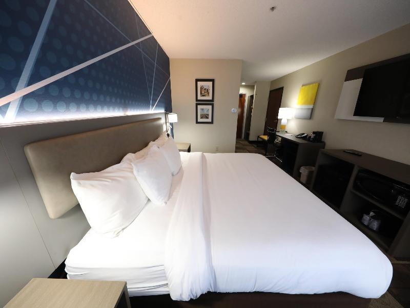 Comfort Inn & Suites Hutchinson Area image