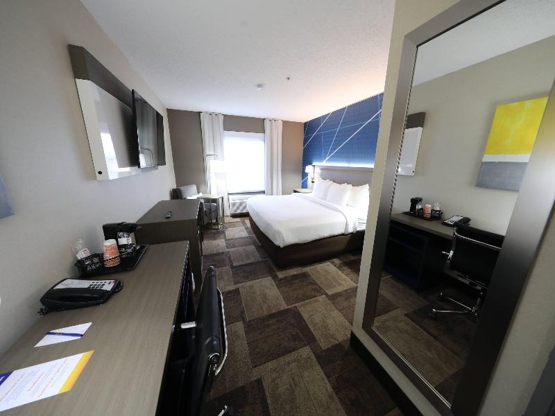 Comfort Inn & Suites Hutchinson Area image