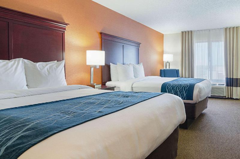 Comfort Inn & Suites Hutchinson Area image