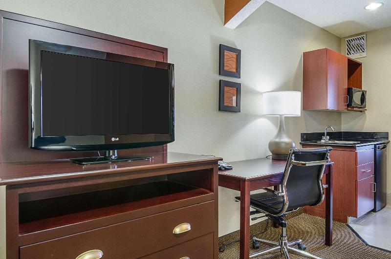 Comfort Inn & Suites Hutchinson Area image
