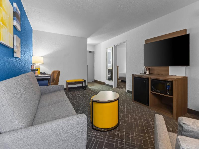 Comfort Inn & Suites Evansville Airport image