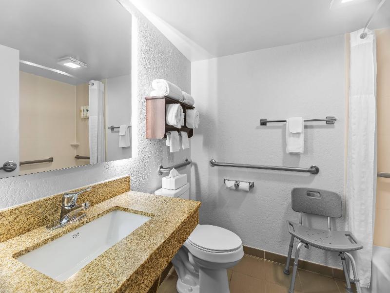Comfort Inn & Suites Evansville Airport image