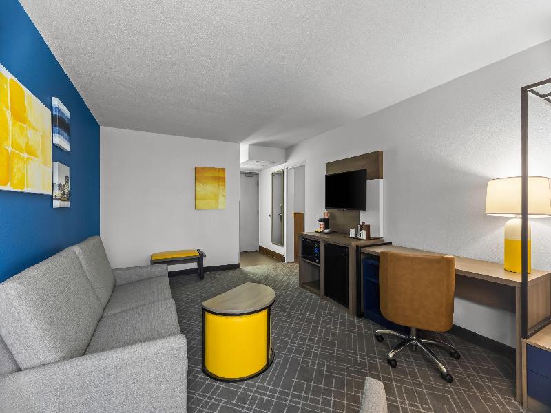 Comfort Inn & Suites Evansville Airport image