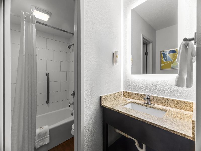 Comfort Inn & Suites Evansville Airport image