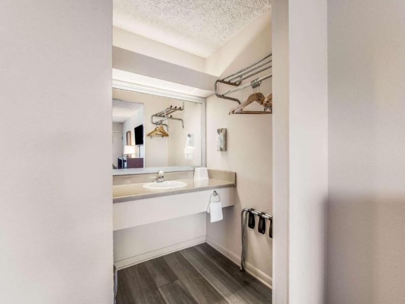 Rodeway Inn Salina image