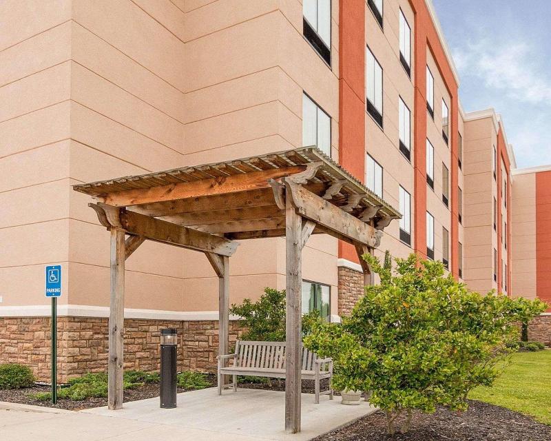 Comfort Suites Bossier City - Shreveport East image