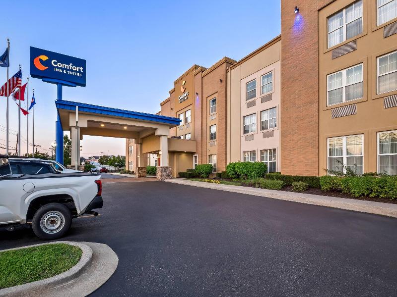 Comfort Inn & Suites Allen Park - Dearborn image