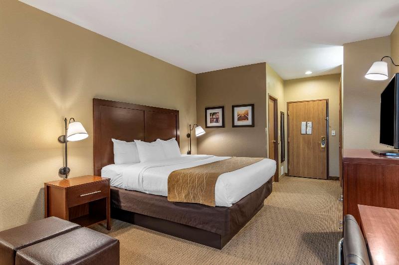 Comfort Inn Warrensburg Station image