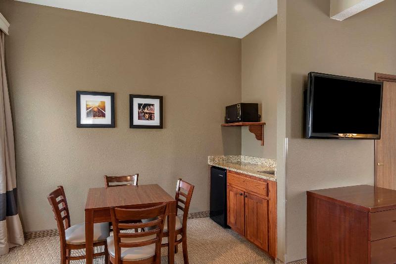 Comfort Inn Warrensburg Station image