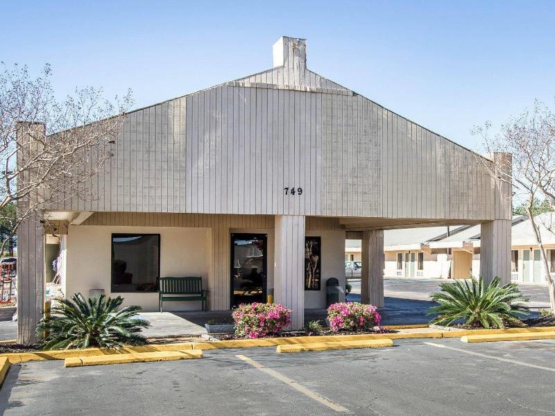 Rodeway Inn & Suites image