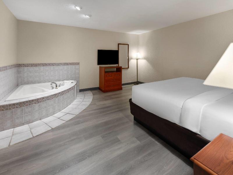 Baymont By Wyndham Iron Mountain image