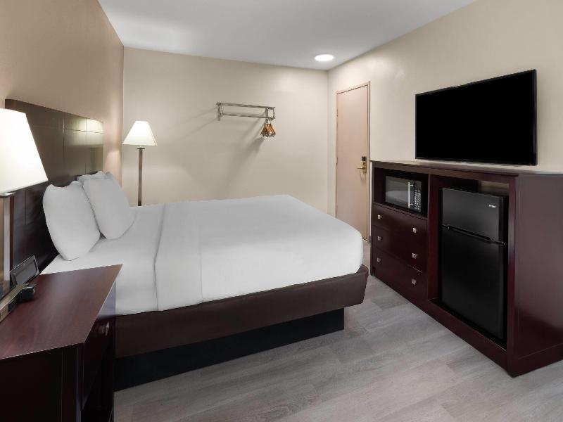 Baymont By Wyndham Iron Mountain image