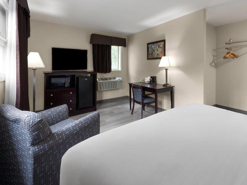 Baymont By Wyndham Iron Mountain image