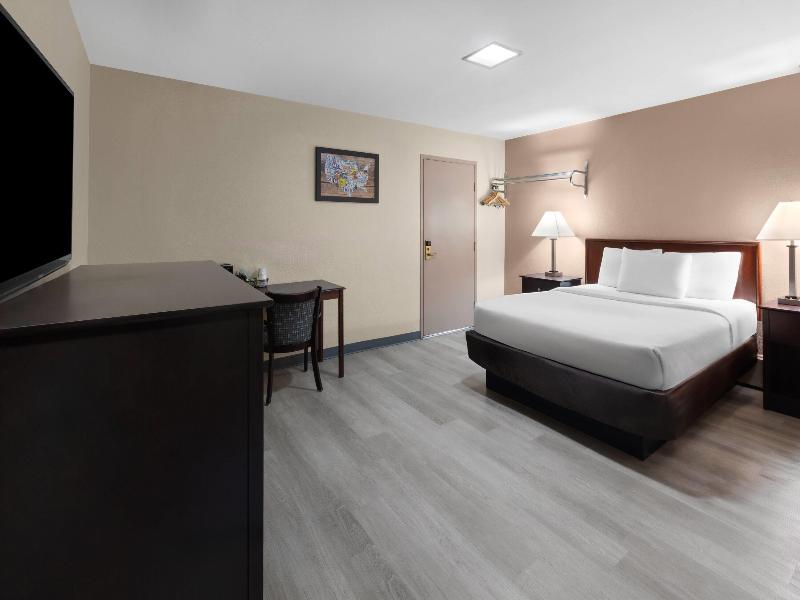 Baymont By Wyndham Iron Mountain image