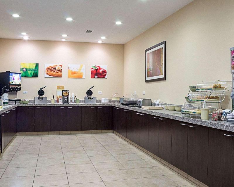 Quality Inn & Suites Minot image