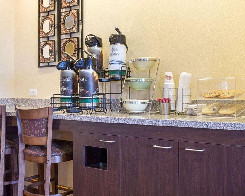Quality Inn & Suites Minot image