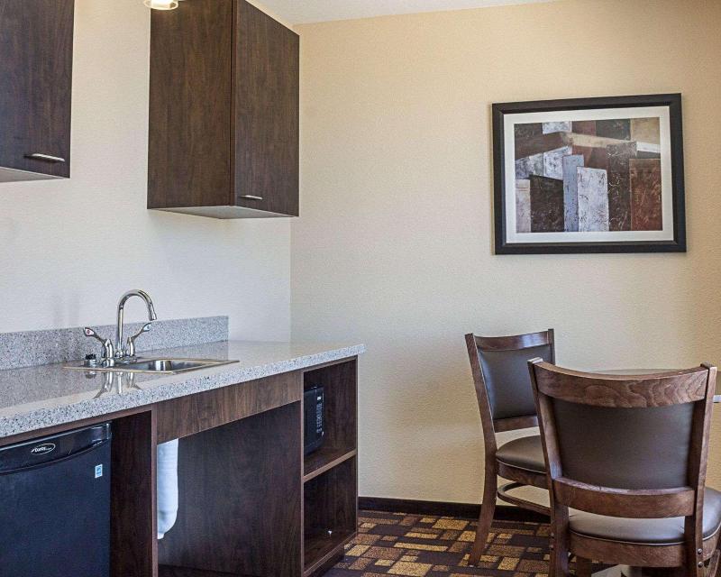 Quality Inn & Suites Minot image