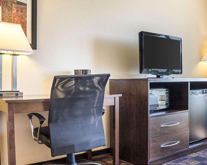 Quality Inn & Suites Minot image