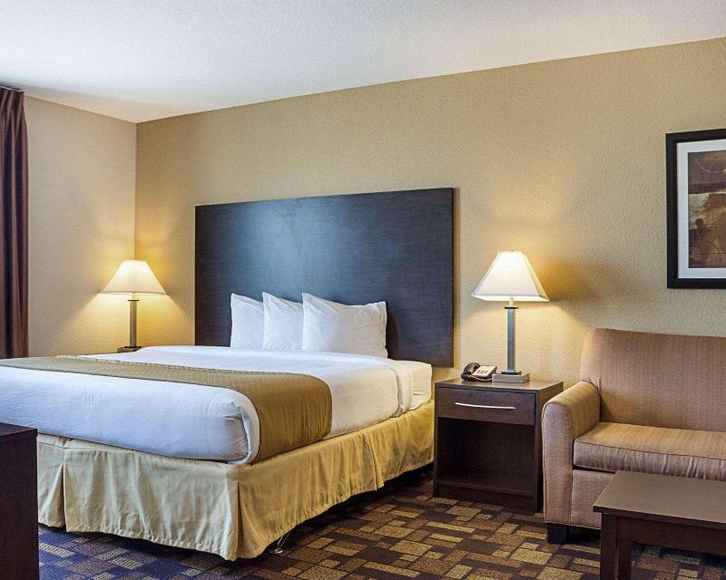 Quality Inn & Suites Minot image