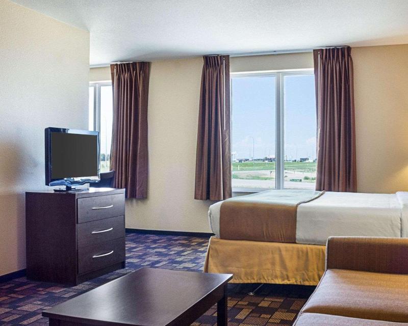 Quality Inn & Suites Minot image