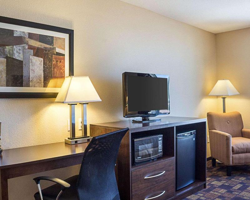Quality Inn & Suites Minot image