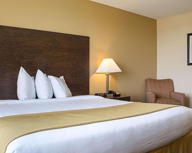 Quality Inn & Suites Minot image