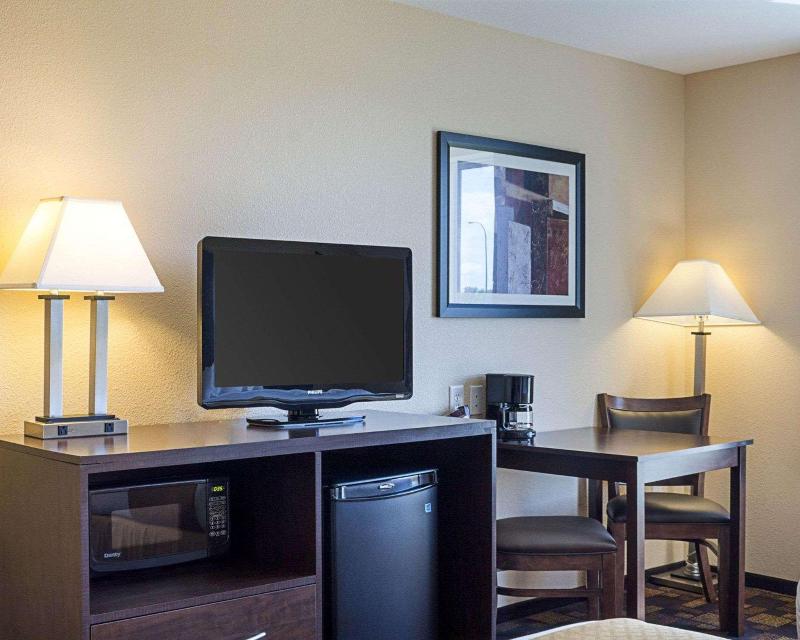 Quality Inn & Suites Minot image
