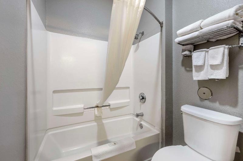 Quality Inn & Suites Lincoln Municipal Airport image