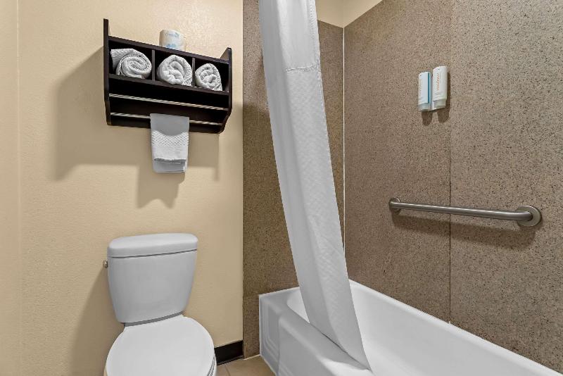 Econo Lodge Inn & Suites Santa Rosa image