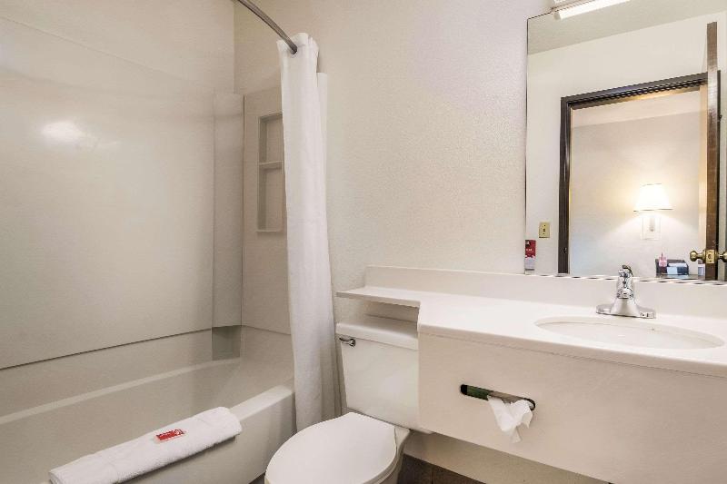 Econo Lodge Corvallis Near University image
