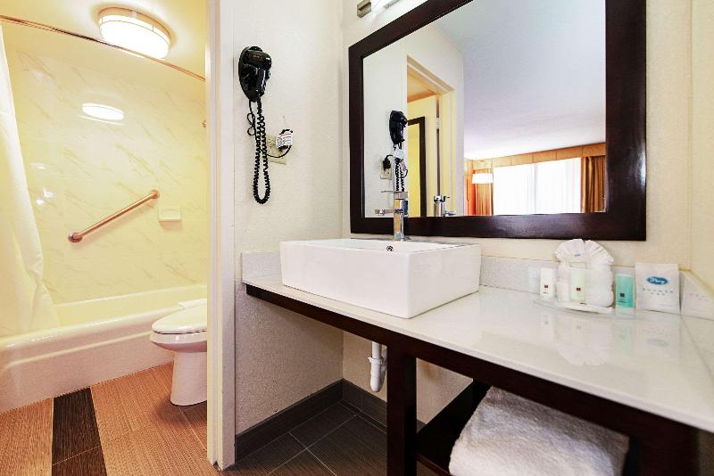 Clarion Inn & Suites New Hope-Lambertville image
