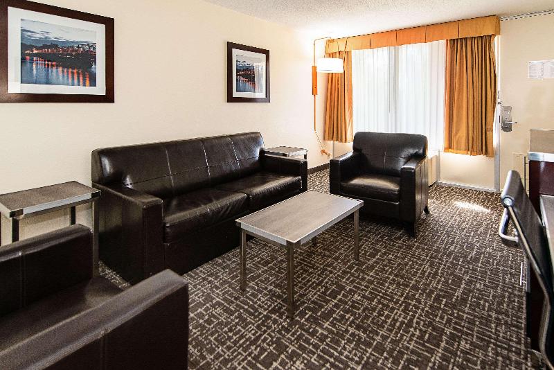 Clarion Inn & Suites New Hope-Lambertville image