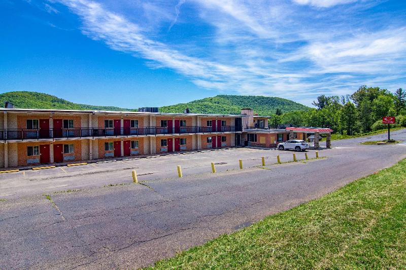 Econo Lodge Bradford image