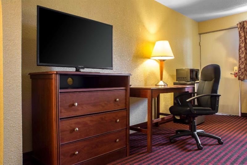 Econo Lodge Bradford — photo 8