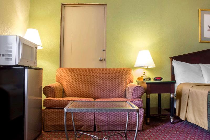 Econo Lodge Bradford — photo 36