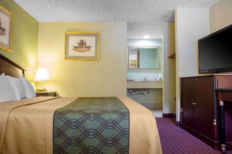 Econo Lodge Bradford — photo 56