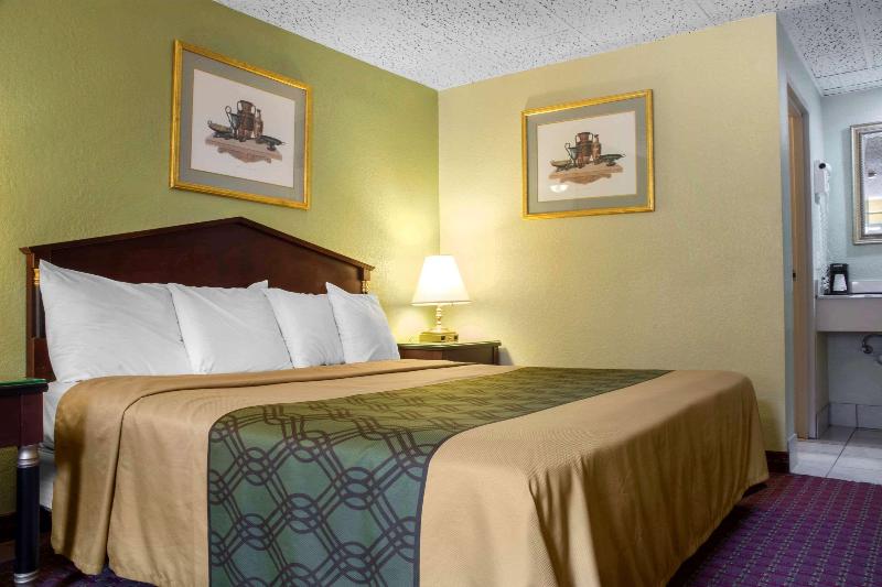 Econo Lodge Bradford — photo 59