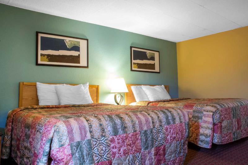 Econo Lodge Bradford image
