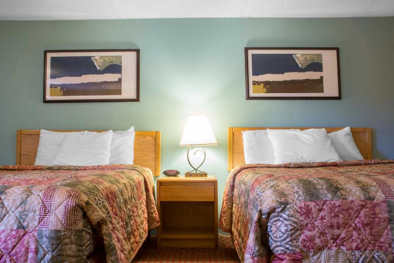 Econo Lodge Bradford image