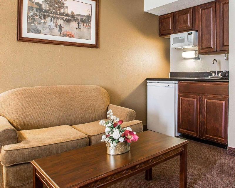 Quality Inn & Suites Middletown - Franklin image