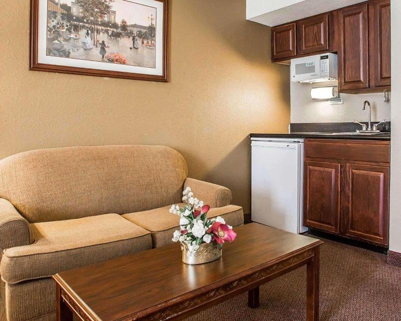 Quality Inn & Suites Middletown - Franklin image