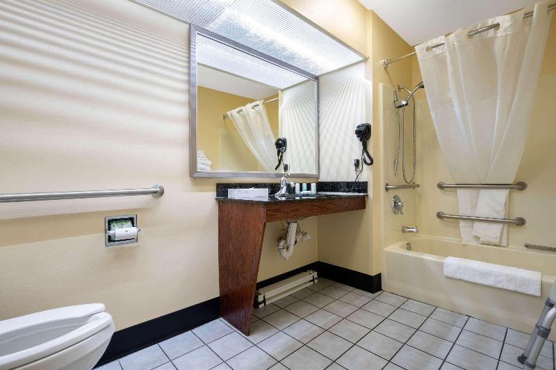 Quality Inn Cheraw image