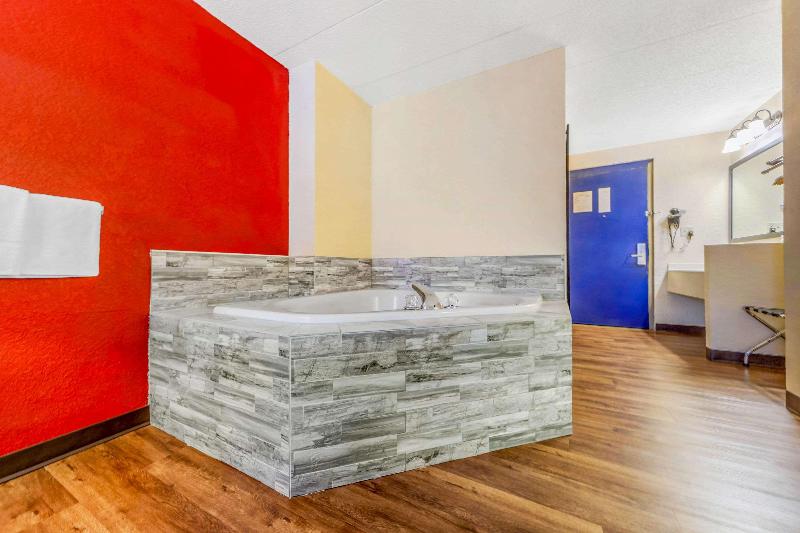 Econo Lodge Inn & Suites image
