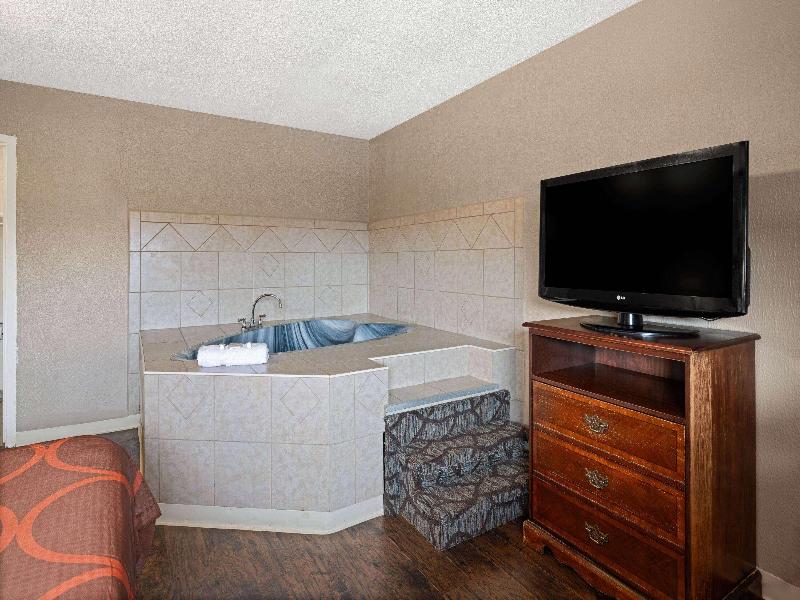 Super 8 by Wyndham Youngstown/Girard image