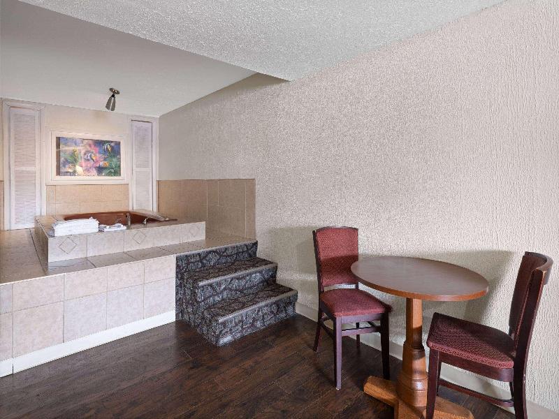 Super 8 by Wyndham Youngstown/Girard image